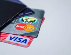 Visa и Mastercard прекратили обслуживание российских карт