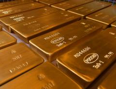 Инвесторы в золото сталкиваются с проблемами из-за владения российскими слитками