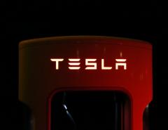Акции Tesla потеряли в цене на фоне остановки производства в Германии из-за предполагаемого поджога