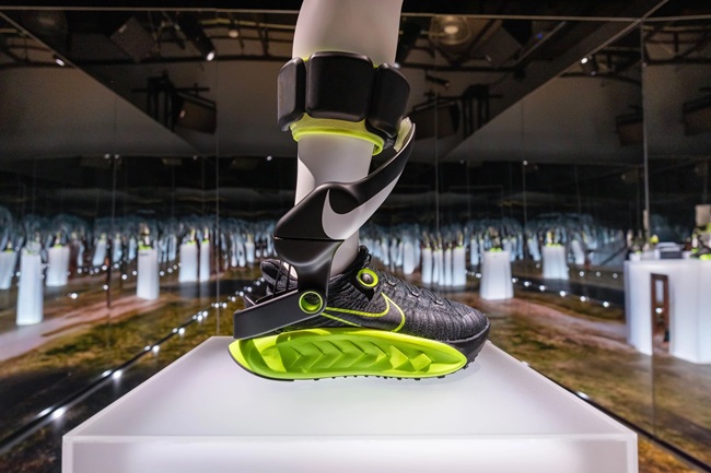 Nike представила моторизованные кроссовки с экзоскелетом для усиления движений