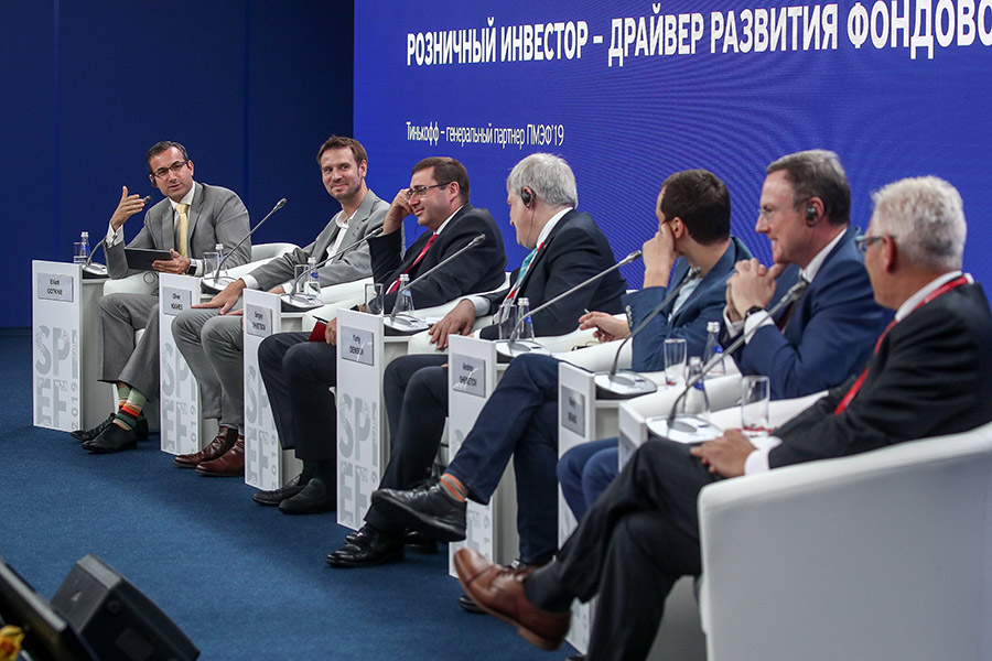 Участники сессии «Розничный инвестор – драйвер развития фондового рынка» в рамках XXIII Петербургского международного экономического форума.