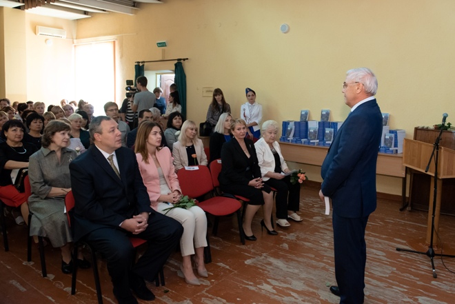 День учителя: подарок крымским школам