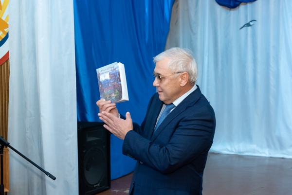День учителя: подарок крымским школам