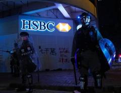 HSBC начинает год с закрытия филиалов в Гонконге