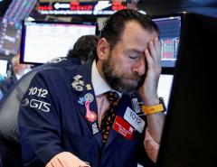 Мировые акции и нефть падают, инвесторы готовятся к очередной бурной неделе