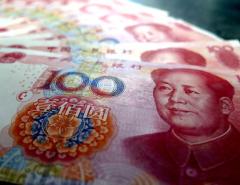 Центробанк Китая укрепил курс юаня к доллару до максимума за 3 года