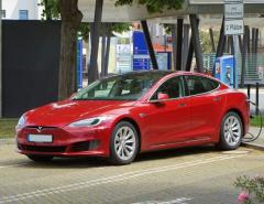 Tesla отзывает 300 000 автомобилей из-за проблем с безопасностью