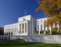 ФРС запретила своим руководителям совершать ряд биржевых операций и вложений