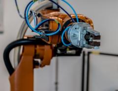 Американские компании внедряют в производство роботов из-за повышенного спроса