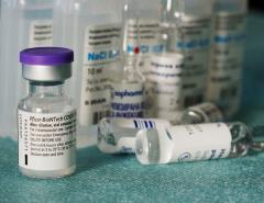 FDA одобрило применение второй бустерной вакцины против COVID-19 от Pfizer и Moderna
