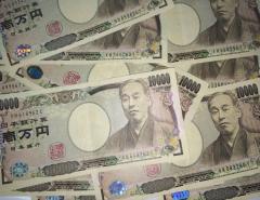 Министр финансов Японии предупредил об экономических последствиях на фоне падения иены