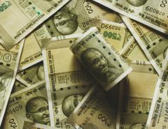 Курс индийской рупии упал до исторического минимума