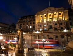 Банк Англии увеличит объем аукционов по выкупу госбумаг
