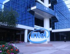 Чистая прибыль Intel за девять месяцев упала в 1,8 раза