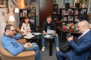 (слева) Сергей Шпетер, руководитель PR-комитета НАПКА; (в центре) Ян Арт независимый член Совета НАПКА; (справа) Эльман Мехтиев президент НАПКА
