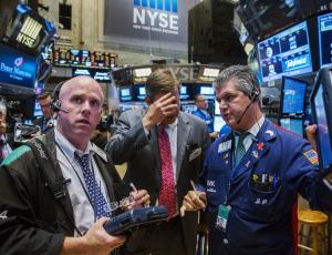 Уолл-стрит падает на открытии, инвесторы уходят в защитные активы