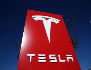 Калифорнийский завод Tesla возобновил работу вопреки запретам