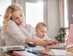 Только 13% работающих родителей в Великобритании хотят вернуться с удаленки в офис