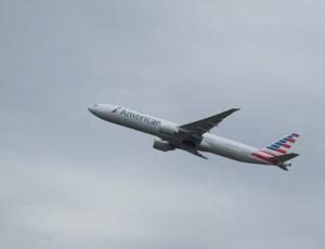 American Airlines отменяет сотни рейсов из-за нехватки кадров и проблем с техническим обслуживанием