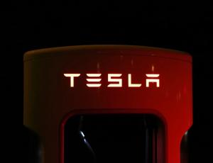 Квартальная прибыль Tesla превысила $1 млрд
