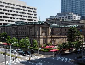 Банк Японии сокращает масштабы мер по стимулированию экономики в условиях пандемии