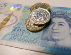 Инвесторы ставят против британского фунта в связи с возможным наступлением рецессии