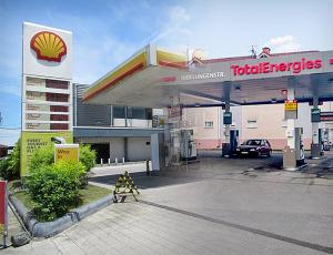 Прибыль Shell и TotalEnergies оказалась под давлением из-за падения цен на нефть и газ