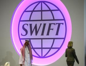 ЕС сожалеет о решении SWIFT отключить от системы иранские банки